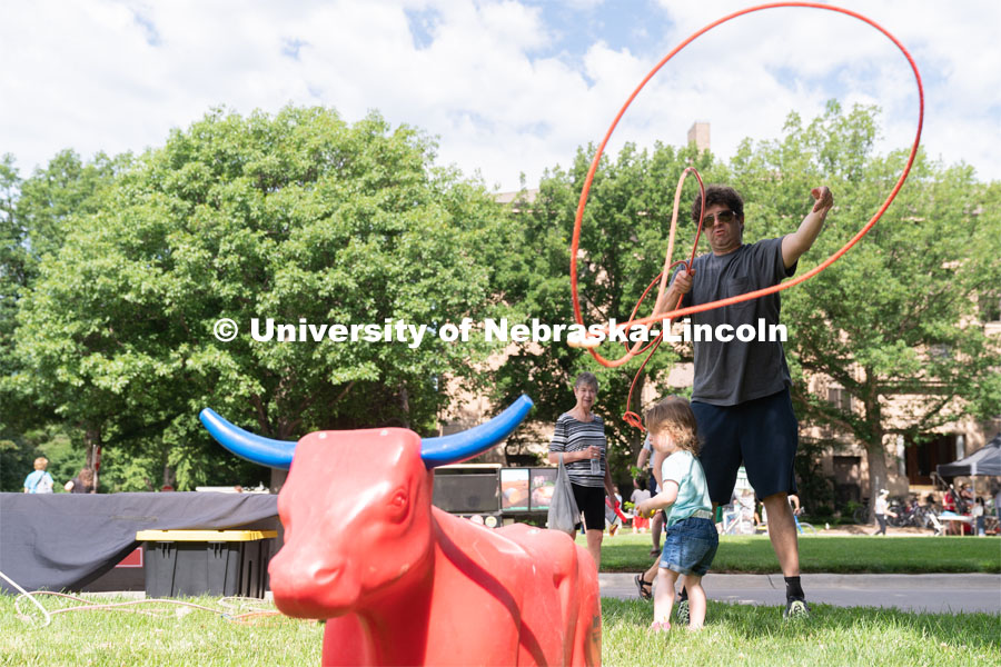 A Discovery Day attendee attempts to lasso a practice cattle model. The East Campus Discovery Days and Farmer’s Market at UNL is a fun, family-friendly event for all ages. It’s more than a farmer’s market. It’s more than a science day. Come for the hands-on, science-focused fun. Stay to enjoy live music and food trucks. Shop at our farmer’s market and vendor fair. June 11, 2022. Photo by Jordan Opp / University Communication.