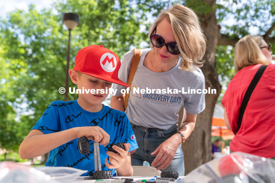 Discovery Day attendees work together to build a lego car. The East Campus Discovery Days and Farmer’s Market at UNL is a fun, family-friendly event for all ages. It’s more than a farmer’s market. It’s more than a science day. Come for the hands-on, science-focused fun. Stay to enjoy live music and food trucks. Shop at our farmer’s market and vendor fair. June 11, 2022. Photo by Jordan Opp / University Communication.