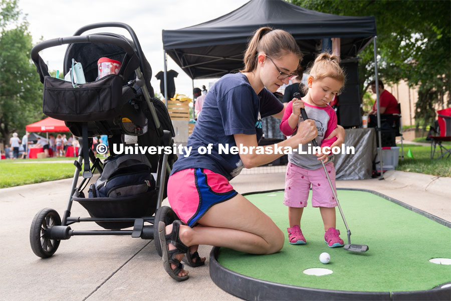 Discovery Day attendees try to putt the ball into the hole. The East Campus Discovery Days and Farmer’s Market at UNL is a fun, family-friendly event for all ages. It’s more than a farmer’s market. It’s more than a science day. Come for the hands-on, science-focused fun. Stay to enjoy live music and food trucks. Shop at our farmer’s market and vendor fair. June 11, 2022. Photo by Jordan Opp / University Communication.