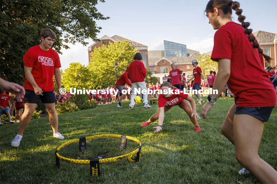 Students play spikeball in the shade of the trees north of the Nebraska Union. Chancellor’s BBQ to welcome the class of 2026 in the greenspace by the Nebraska Union. August 19, 2022. Photo by Craig Chandler / University Communication.
