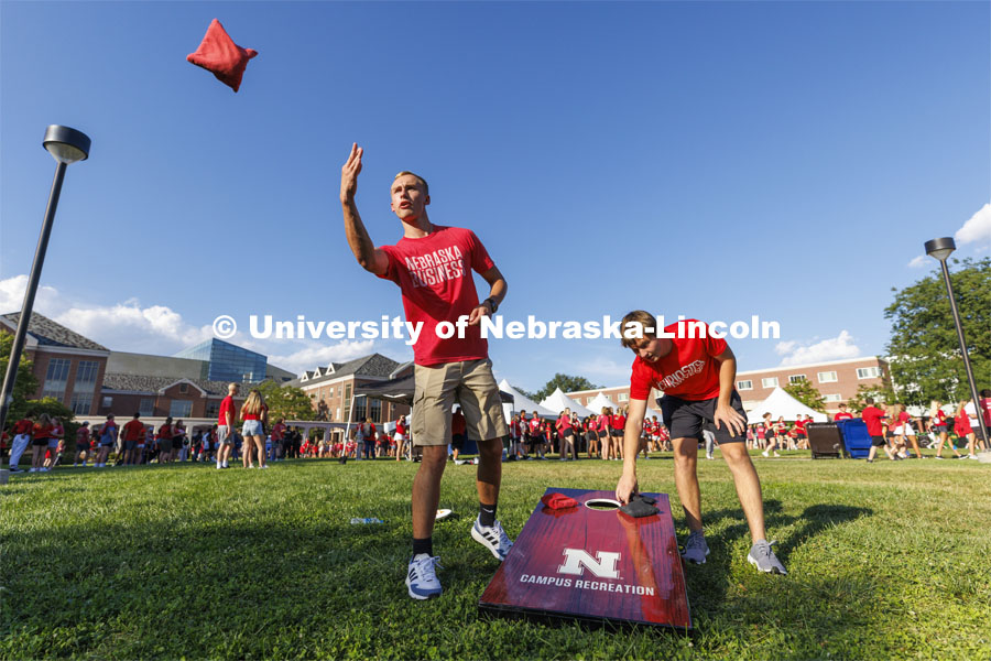 Students play cornhole on the lawn. Chancellor’s BBQ to welcome the class of 2026 in the greenspace by the Nebraska Union. August 19, 2022. Photo by Craig Chandler / University Communication.