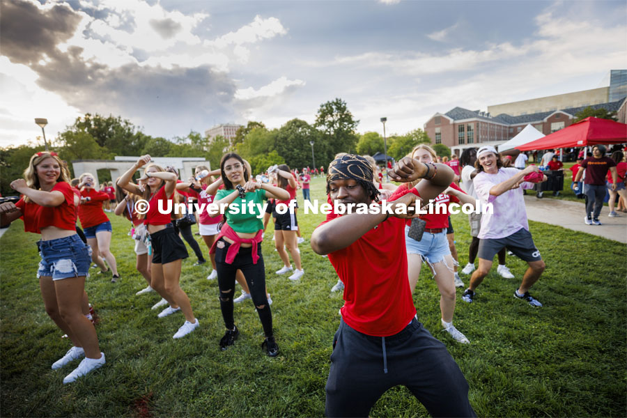 Dismas Nsabiyumva from Omaha leads a group dance at the Chancellor’s BBQ to welcome the class of 2026 in the greenspace by the Nebraska Union. August 19, 2022. Photo by Craig Chandler / University Communication.