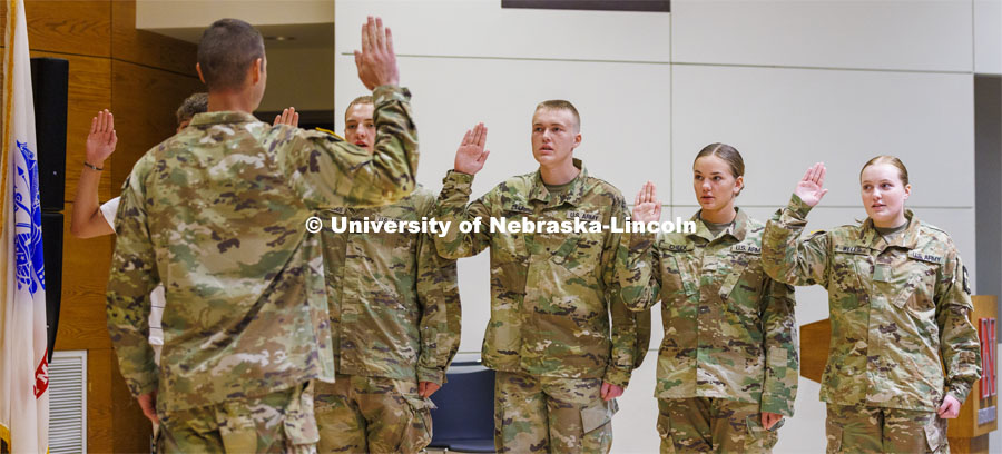 Lt. Col. Mark Peer gives the oath to, from left, freshman Nicholas Law, sophomores Christopher Nicodemus, Kolby Daily, Jocelyn cheek and Rianna Wells. The ceremony concludes the contracting event, so they are now receiving their full scholarship benefits. August 19, 2022. Photo by Craig Chandler / University Communication.
