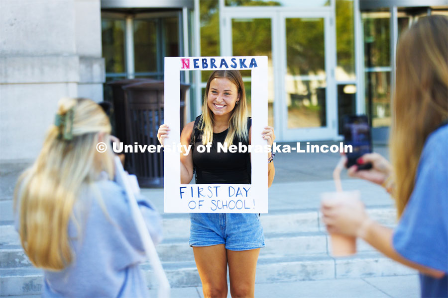 Olivia Nelson, a sophomore from Lincoln, has her photo taken holding a picture frame. Husker Catholic took photos in front of the Nebraska Union of anyone who wanted a first day of school photo. First day of classes. August 22, 2022. Photo by Craig Chandler / University Communication.