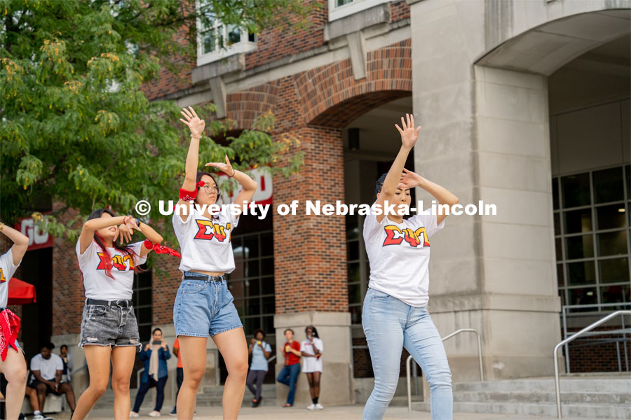 Members of Sigma Psi Zeta Sorority Inc. outside the Union strolling during The Block Party. August 26, 2022. Photo by Jonah Tran/ University Communication.
