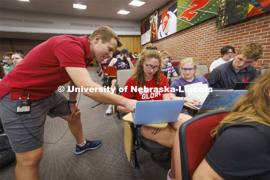 Brian Couch discusses answers about chemical elements in his LIFE 120 class. August 26, 2022. Photo by Craig Chandler / University Communication.