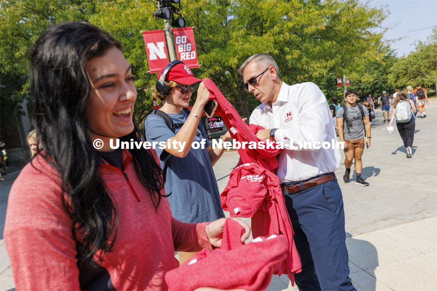 Chancellor Ronnie Green hands out Grit and Glory t-shirts at the Nebraska Union Plaza. September 7, 2022. Photo by Craig Chandler / University Communication.