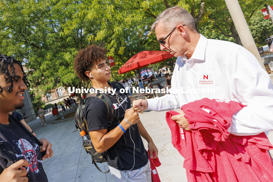 Abel Yolich, a sophomore from Chicago, Illinois, fist bumps the chancellor after talking about the semester. Chancellor Ronnie Green hands out Grit and Glory t-shirts at the Nebraska Union Plaza. September 7, 2022. Photo by Craig Chandler / University Communication.