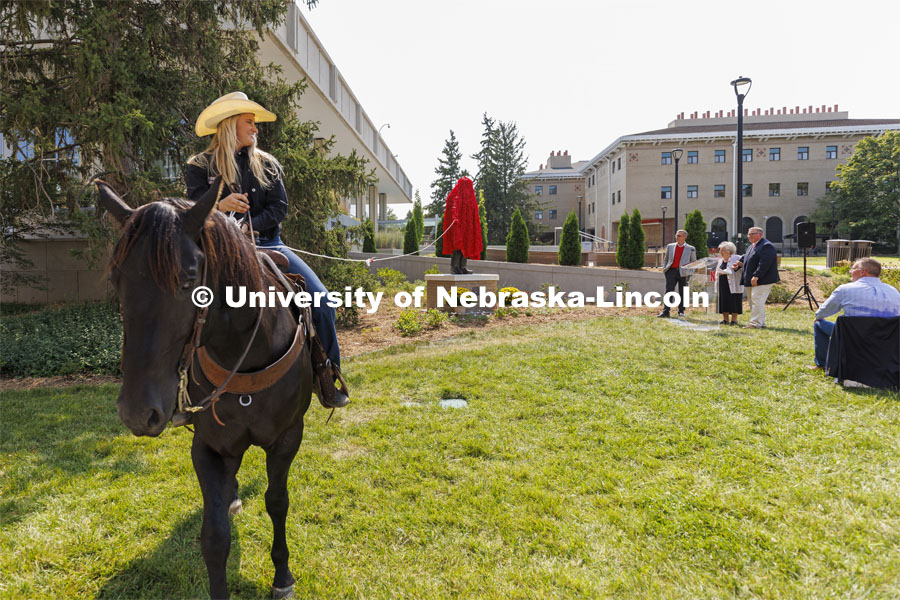 Hallie Reeves, a senior and a member of the UNL Rodeo Club, uses her horse to unveil the statue of George Beadle. Bill and Ruth Scott were honored at the dedication of the George Beadle statue at the Dinsdale Learning Commons on East Campus. September 13, 2022. Photo by Craig Chandler / University Communication.
