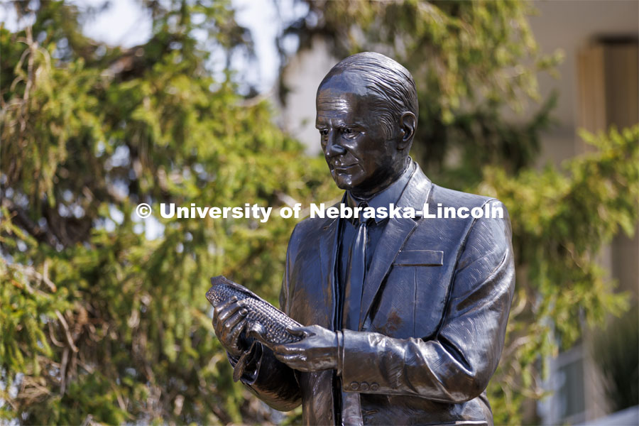 The bronze, life-sized sculpture of George Beadle features the Nobel Prize-winning Husker examining a corn cob. The sculpture was designed by Matthew Placzek. George Beadle statue at the Dinsdale Learning Commons on East Campus. September 13, 2022. Photo by Craig Chandler / University Communication.
