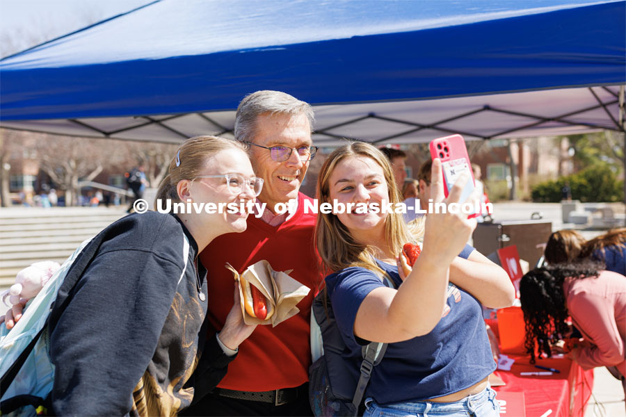 Freshmen Ana Wombacher, left, and Madison Sheets take a selfie with Chancellor Ronnie Green. I love UNL cookout sponsored by ASUN. April 4, 2023. Photo by Craig Chandler / University Communication.