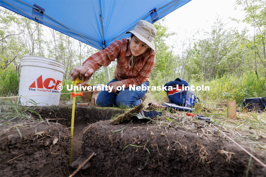 Madeira Henclewood, a senior in anthropology uses a bubble level on the string to check that the square she is excevating is dug down properly. LuAnn Wandsnider is leading anthropology and forensic anthropology digs at the Reller Prairie in southwest Lancaster County. June 9, 2023. Photo by Craig Chandler / University Communication.