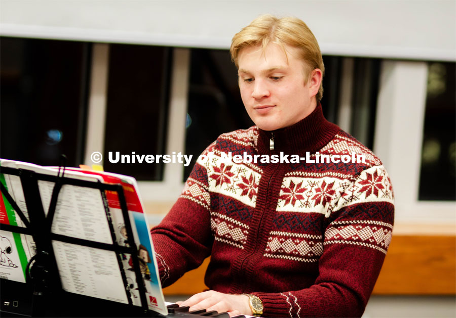 Campus Nightlife, an RSO at UNL, put on a Holiday Sho Ho Ho Down. Students were able to compete in three rounds of ornament painting, cookie decorating, and gingerbread house making to earn prizes and have some holiday fun. The event was accompanied by live music from pianist, student Everett Swartz. December 1, 2023. Photo by Kylie Galvin / Office of Student Affairs.