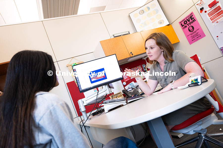 Laura Britten, Academic Navigator in the Explore Center, speaks with Swati Yadav, a sophomore studyi