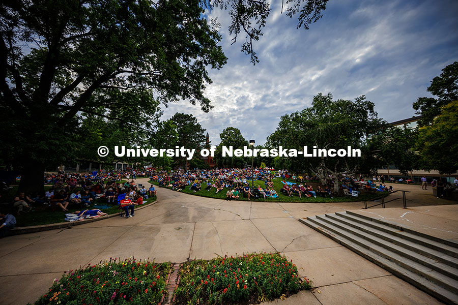 250625_Jazz_In_June_349.jpg Spectators fill the Sheldon Sculpture Garden at the final session of Jazz in June 2025 at the on UNL