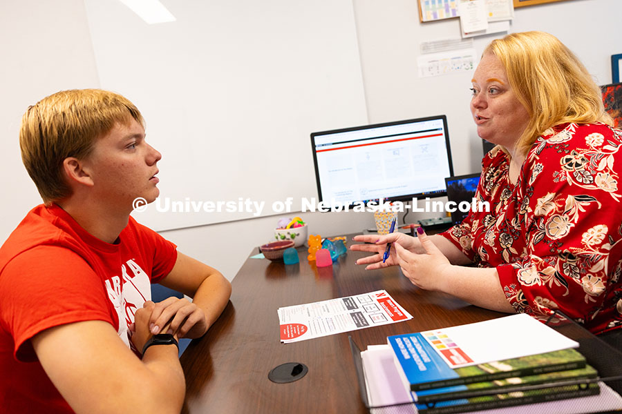 250922_Honors_Program_8667.jpg Tamy Burnett, Honors Program Director of Operations, speaks with Troy Kallhoff, a sophomore in the p