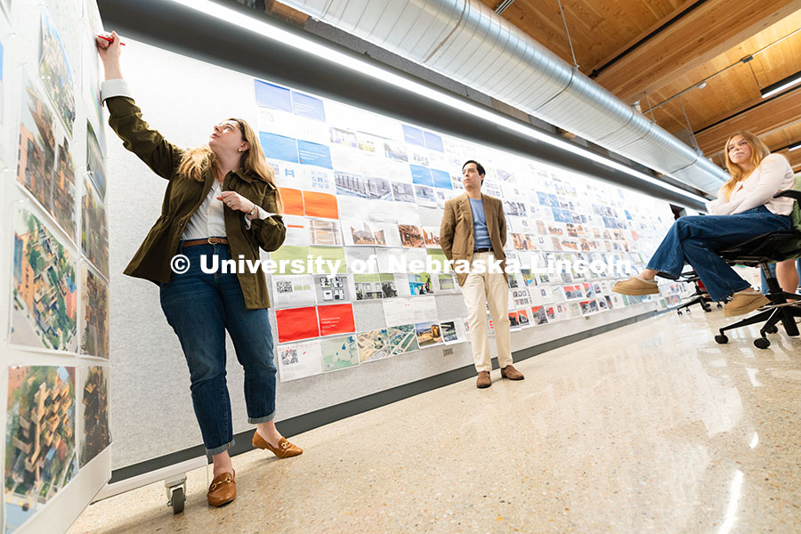 251015_ARCH_0191.jpg Lívia Loureiro and Davi Xavier, both architecture faculty, discuss student mid-term projects create