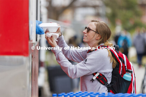 Rachel Sims gets lunch from Mary Ellen’s at Food Trucks @ Lunch. Students could use their meal pla