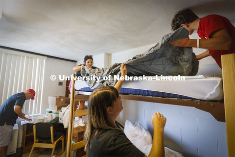 Keah Krings of Hastings makes her bed with her family’s help. Residence Hall move in for students 