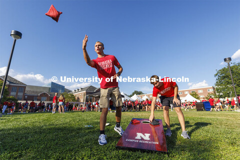 Students play cornhole on the lawn. Chancellor’s BBQ to welcome the class of 2026 in the greenspac