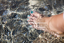 Taylor Pytleski relaxes with her feet in Broyhill Fountain on the first day of classes, August 24, 2