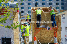 Construction Management students working on sheds for their Vertical Engineering class outside Kiewi