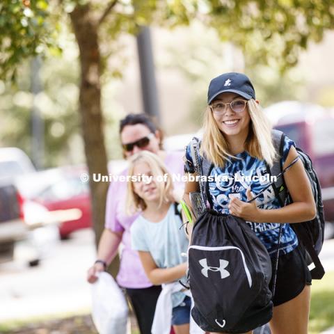 Hannah Balandran of Scottsbluff and her family carry her belongings into Harper Hall. Sorority Rush move-in for residence halls. Housing. August 13, 2017. Photo by Craig Chandler / University Communication.