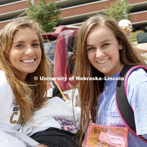 Taylor Ruhrer and Karsin Underwood of Lincoln. Sorority Rush move-in for residence halls. Housing. August 13, 2017. Photo by Craig Chandler / University Communication.
