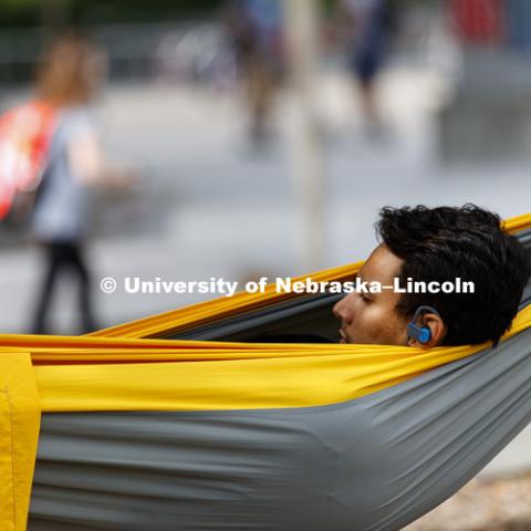 Student in hammock by Nebraska Union. August 31, 2018. Photo by Craig Chandler / University Communication.