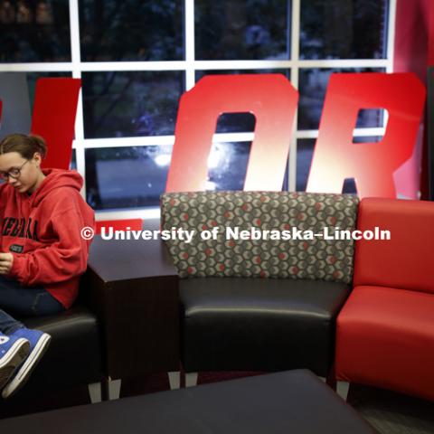 Studying in the Nebraska Union. City campus photos. October 5, 2018. Photo by Craig Chandler / University Communication.