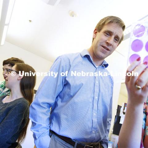 Nebraska's Matt Wiebe (second from right) and Annabel Olson (far right) examine viral cultures alongside colleagues Zhigang Wang (far left), Amber Rico (second from left) and Allie Linville. March 4, 2019.  Photo by Craig Chandler / University Communication.