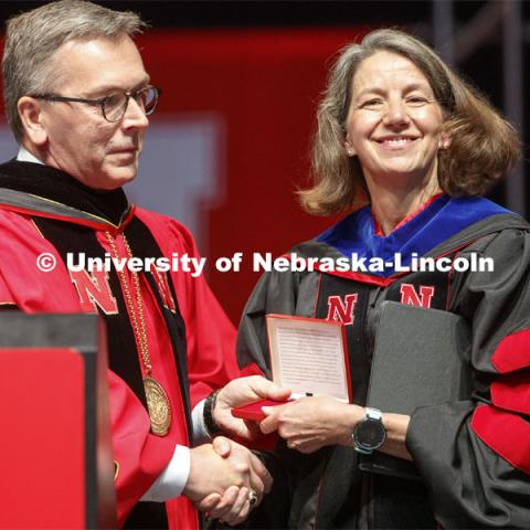Rebecca Richards-Kortum accepts the Charles Bessey Medal from Chancellor Ronnie Green. Undergraduate commencement at Pinnacle Bank Arena, May 4, 2019. Photo by Craig Chandler / University Communication.