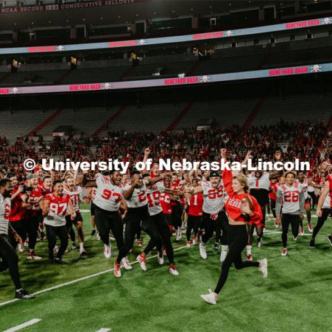 Student making a catch and the team going wild, she was the only one to catch the ball. Students got to check out the 2019 Husker Football Team at the Big Red Welcome Boneyard Bash. The first 2500 students got a free slice of Valentino’s pizza, water, and a 2019 Official Boneyard t-shirt. August 24, 2019. Photo by Justin Mohling / University Communication.