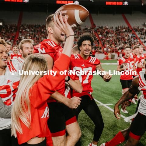 Student making a catch and the team going wild, she was the only one to catch the ball. Students got to check out the 2019 Husker Football Team at the Big Red Welcome Boneyard Bash. The first 2500 students got a free slice of Valentino’s pizza, water, and a 2019 Official Boneyard t-shirt. August 24, 2019. Photo by Justin Mohling / University Communication.