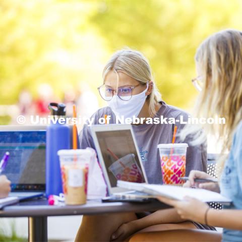 Alexis Carter studies with fellow Alpha Phi sorority members outside of Adele Coryell Hall Learning Commons. First Day of classes on UNL campus. August 17, 2020. Photo by Craig Chandler / University Communication.