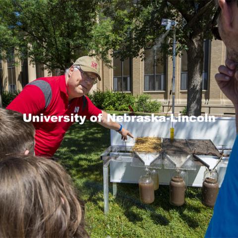 Paul Jassa, Extension Engineer with Biological Systems Engineering, demonstrates with a spray table how mulch can slow runoff from various soils. The East Campus Discovery Days and Farmer’s Market at UNL is a fun, family-friendly event for all ages. It’s more than a farmer’s market. It’s more than a science day. Come for the hands-on, science-focused fun. Stay to enjoy live music and food trucks. Shop at our farmer’s market and vendor fair. June 12, 2021. Photo by Craig Chandler / University Communication.