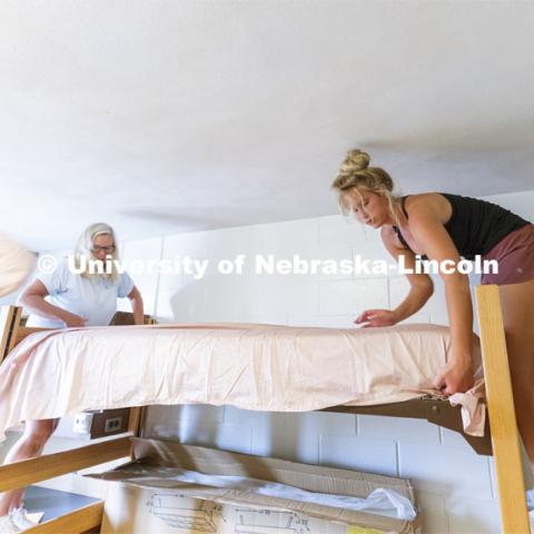 Sophia Todora of Roscoe, IL, makes her bed with the help of her mom, Krissy. Early arrival move-in for sorority rush, First Husker and Emerging Leaders. August 15, 2021. Photo by Craig Chandler / University Communication.