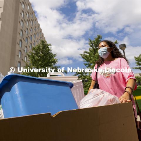 Gianna Smith, an Emerging Leader from Omaha, moves in Sunday. Early arrival move-in for sorority rush, First Husker and Emerging Leaders. August 15, 2021. Photo by Craig Chandler / University Communication.