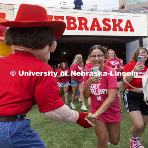 Tunnel Walk for freshman (class of 2025) and incoming new students. First year students tunnel walk. August 20, 2021. Photo by Craig Chandler/ University Communication.