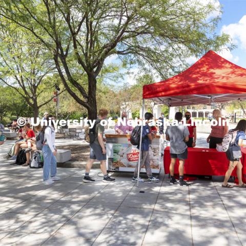 Students lined up at the Inaugural Soph S’more Social outside of the Nebraska Union. A special Dairy Store flavor was given out to sophomores, friends of sophomores and anyone who was once a sophomore to celebrate them being back on campus. August 25, 2021. Photo by Craig Chandler / University Communication.