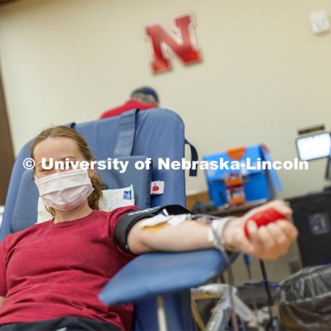 Kiersten Preuss, a junior from Omaha, donates during the blood drive. Homecoming week blood drive in Nebraska Union. September 28, 2021. Photo by Craig Chandler / University Communication.