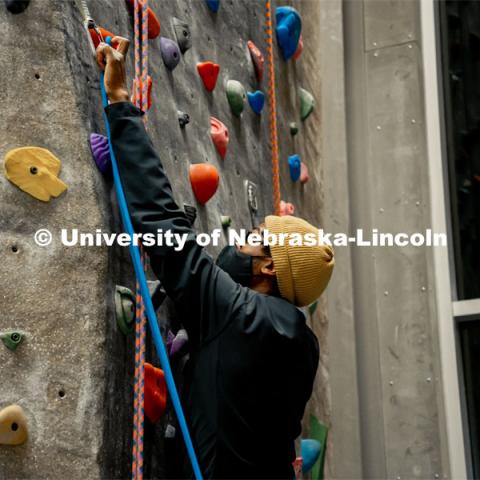 Students participate in the lead climbing clinic during the first night of a two-night clinic learning the basics of lead climbing on the on-campus rock wall. October 26, 2021. Photo by Jonah Tran / University Communication.