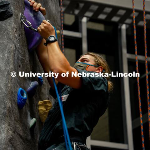 Students participate in the lead climbing clinic during the first night of a two-night clinic learning the basics of lead climbing on the on-campus rock wall. October 26, 2021. Photo by Jonah Tran / University Communication.