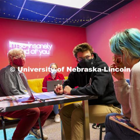 Jacht Club members Jared Cutter, Madison Zumpfe, Tyer Rice and Audrey Hertel discuss a video project for their campaigns. College of Journalism and Mass Communication’s Experience Lab space at the Agency. The area is a new student space on the third floor the Children’s Museum next to Andersen Hall. November 1, 2021. Photo by Craig Chandler / University Communication.