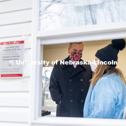 Chancellor Ronnie Green talks with volunteer Deb Fiddelke in the Nebraska Union testing site. January 19, 2022. Photo by Craig Chandler / University Communication.