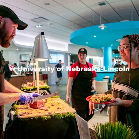 A seemingly never-ending cavalcade of Nebraska beef — all locally grown in Ashland, just 30 minutes from campus — was what was for dinner April 14 at the University of Nebraska–Lincoln’s Cather Dining Center. And the moving menu drew in herds of students, each hoping to graze on some of the best beef the Cornhusker State has to offer. April 14, 2022. Photo by Jonah Tran / University Communication.