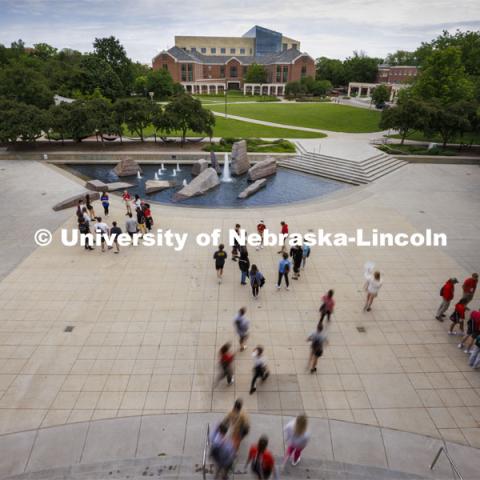 Student groups break up with their NSE Leaders to eat and tour campus. New Student Enrollment. June 1, 2022. Photo by Craig Chandler / University Communication.