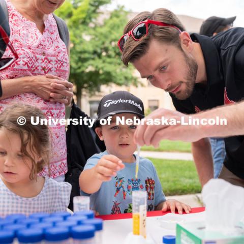 Discovery Day attendees create balls using liquid samples. The East Campus Discovery Days and Farmer’s Market at UNL is a fun, family-friendly event for all ages. It’s more than a farmer’s market. It’s more than a science day. Come for the hands-on, science-focused fun. Stay to enjoy live music and food trucks. Shop at our farmer’s market and vendor fair. June 11, 2022. Photo by Jordan Opp / University Communication.
