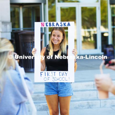 Olivia Nelson, a sophomore from Lincoln, has her photo taken holding a picture frame. Husker Catholic took photos in front of the Nebraska Union of anyone who wanted a first day of school photo. First day of classes. August 22, 2022. Photo by Craig Chandler / University Communication.