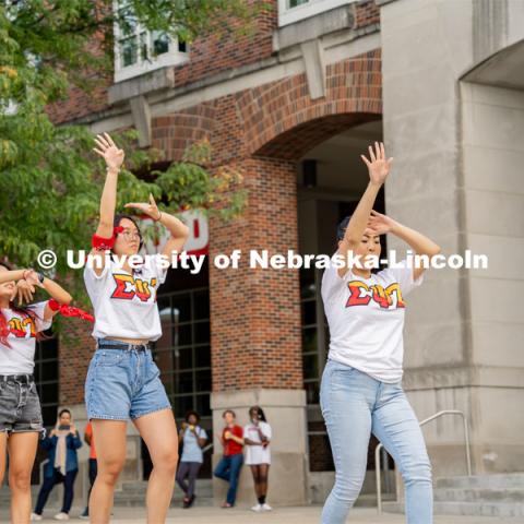 Members of Sigma Psi Zeta Sorority Inc. outside the Union strolling during The Block Party. August 26, 2022. Photo by Jonah Tran/ University Communication.